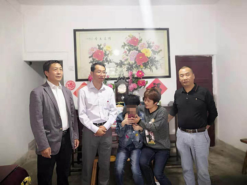 主題教育正當(dāng)時 志愿服務(wù)暖民心——區(qū)城建投公司黨支部開展志愿服務(wù)、點亮“微心愿”黨日活動