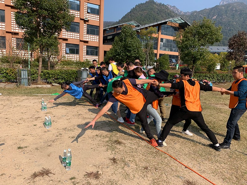 不忘初心、繼續(xù)前行、同心同行、勇攀高峰——屯溪城建投公司開(kāi)展“不忘初心、牢記使命”主題教育素質(zhì)拓展訓(xùn)練