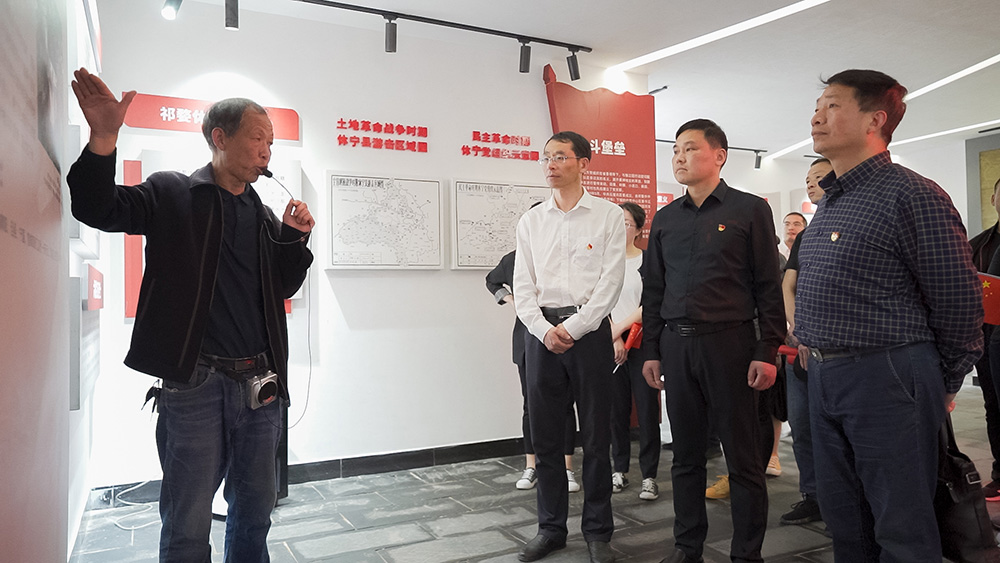 屯溪區(qū)國投集團(tuán)開展學(xué)黨史、祭英烈主題黨日活動(dòng)