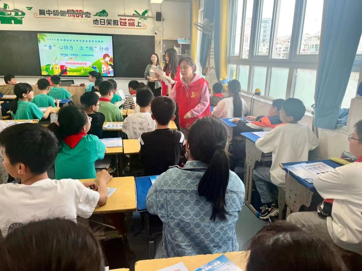 “攜手共筑美好家園”——開展垃圾分類宣傳、小區(qū)衛(wèi)生整治志愿者活動(dòng)