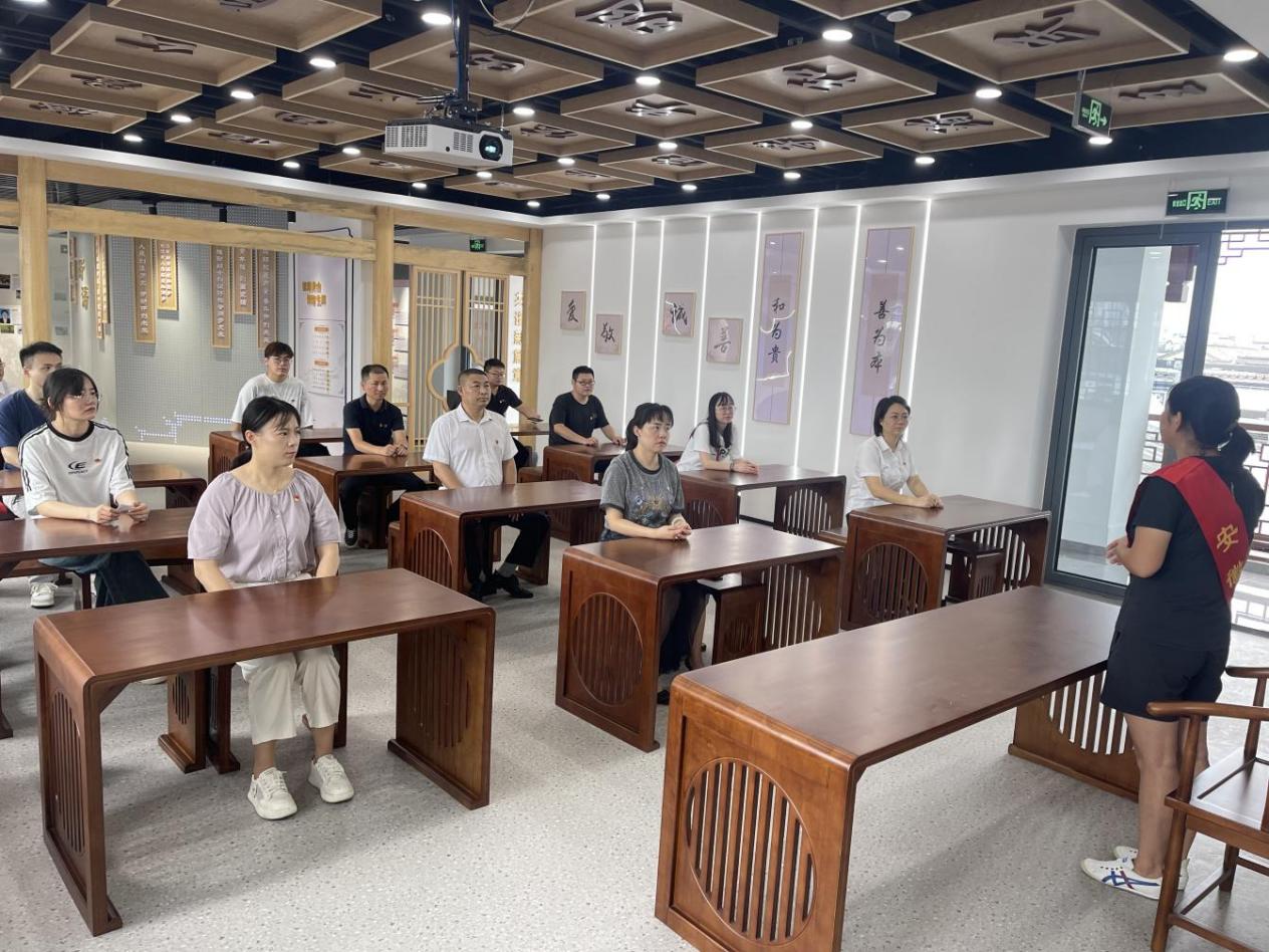 見賢思齊學(xué)楷模，崇德向善做好人——區(qū)國投集團(tuán)黨委開展8月份主題黨日活動