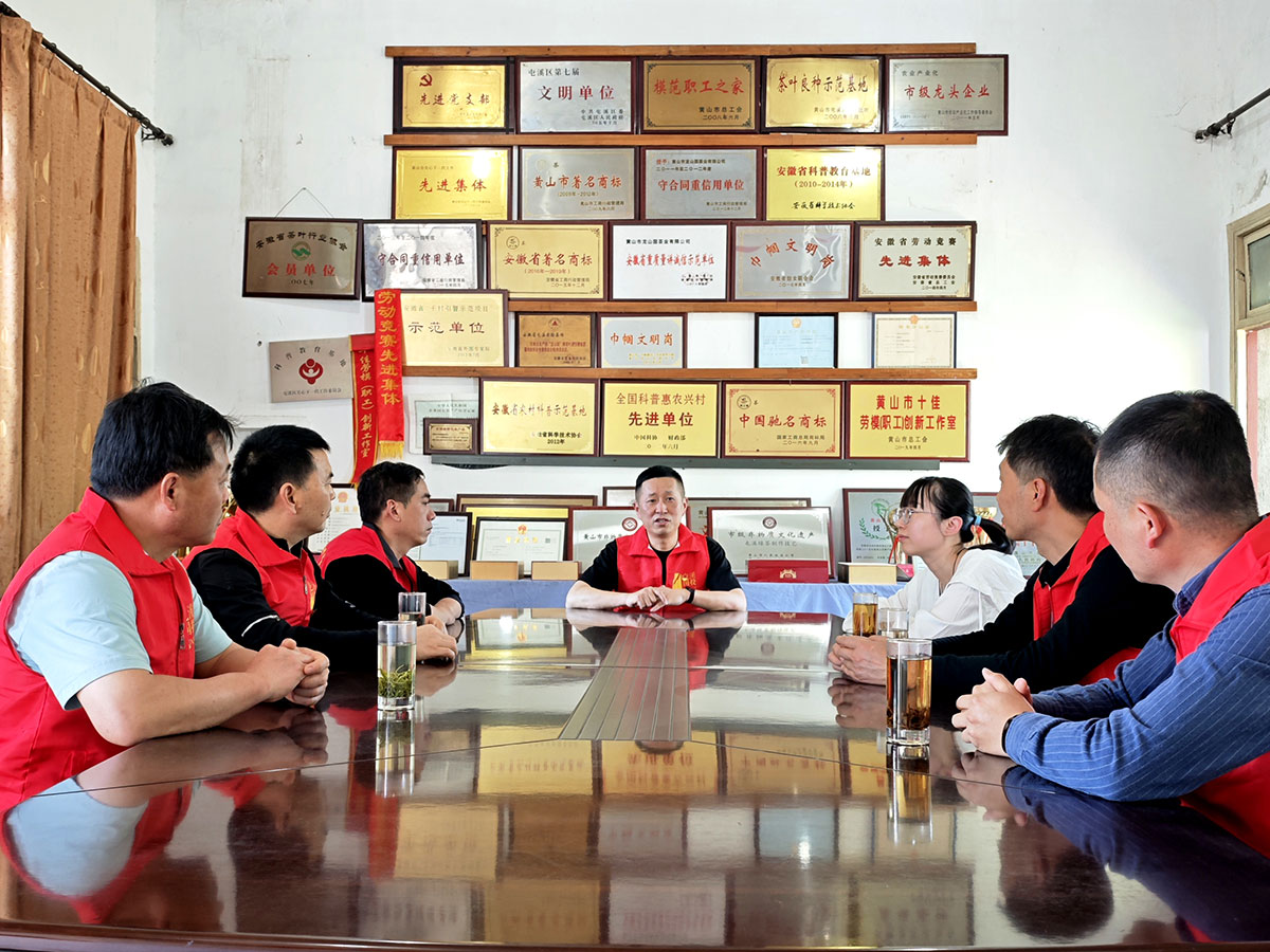 昱城產(chǎn)投公司黨支部開(kāi)展“茶香潤(rùn)初心，黨旗映茶園”主題黨日活動(dòng)